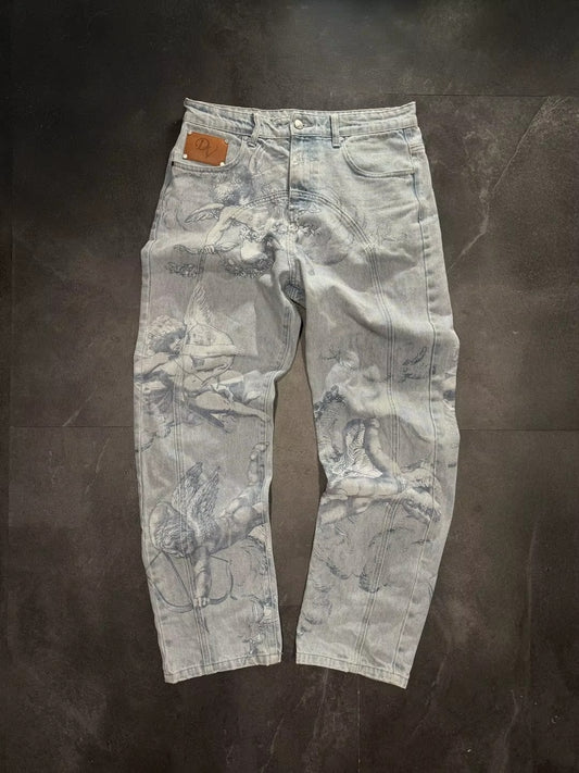 Pantaloni Effetto Denim con Graffiti – Stile e Comfort Infinito